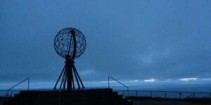 Nordkapp, le Cap Nord de Norvège : falaises vertigineuses, soleil de minuit, aurores boréales et paysages arctiques à couper le souffle.