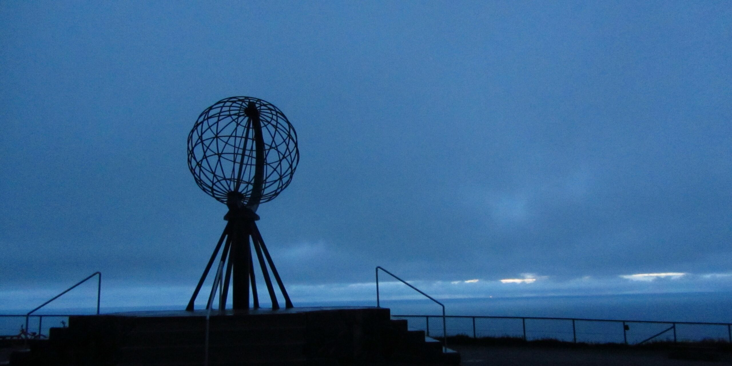 Nordkapp, le Cap Nord de Norvège : falaises vertigineuses, soleil de minuit, aurores boréales et paysages arctiques à couper le souffle.