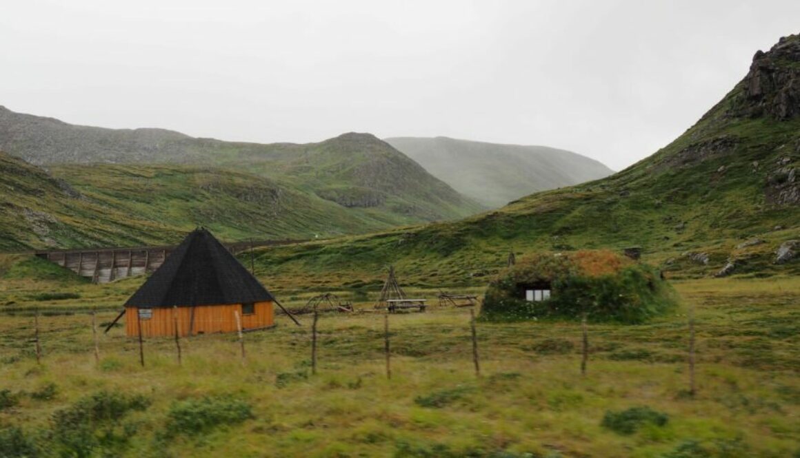 Découvrez le Nordland, région du nord de la Norvège : fjords, glaciers, îles Lofoten, aurores boréales et nature arctique grandiose.