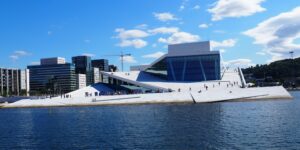 Découvrez Oslo, capitale verte de Norvège : entre fjord, musées, architecture moderne et nature omniprésente, la ville incarne l’esprit scandinave contemporain.