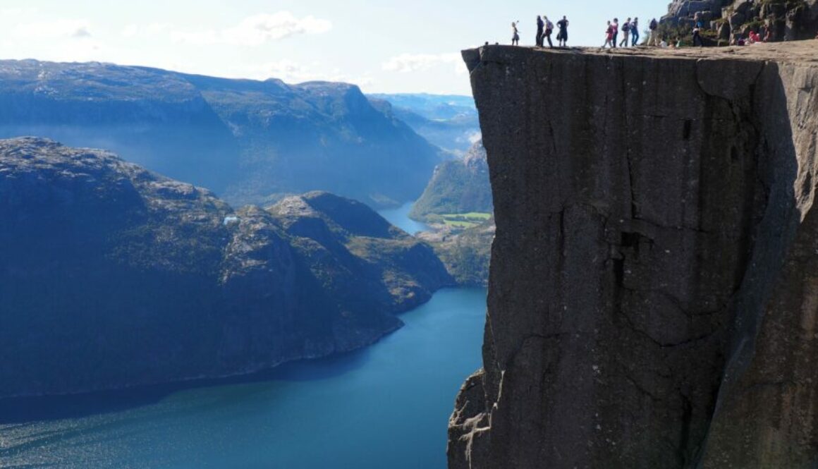 Le Preikestolen, falaise emblématique de Norvège dominant le Lysefjord : randonnée mythique, panoramas vertigineux et nature grandiose.