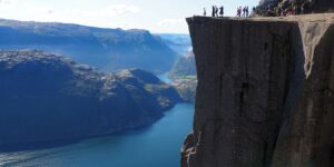 Le Preikestolen, falaise emblématique de Norvège dominant le Lysefjord : randonnée mythique, panoramas vertigineux et nature grandiose.