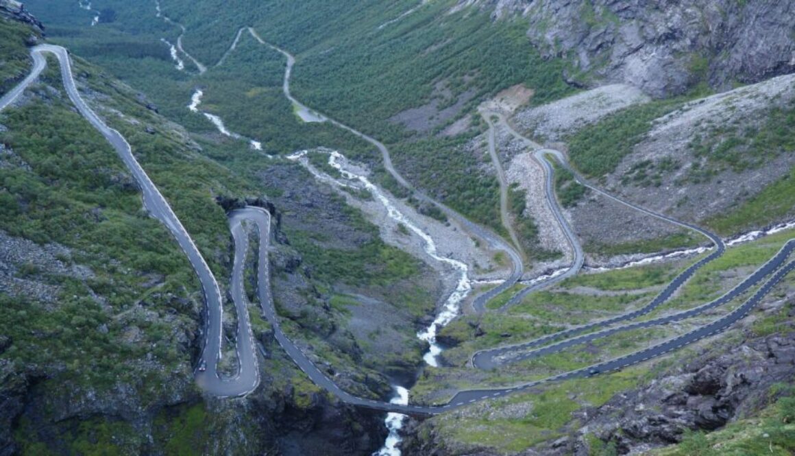 Découvrez la Trollstigen, route mythique de Norvège : 11 virages spectaculaires, cascades majestueuses et panoramas grandioses au cœur des montagnes.
