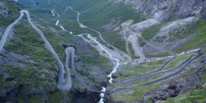 Découvrez la Trollstigen, route mythique de Norvège : 11 virages spectaculaires, cascades majestueuses et panoramas grandioses au cœur des montagnes.