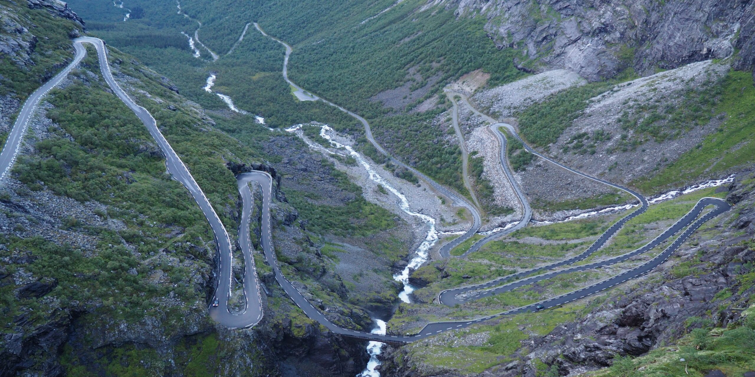 Découvrez la Trollstigen, route mythique de Norvège : 11 virages spectaculaires, cascades majestueuses et panoramas grandioses au cœur des montagnes.