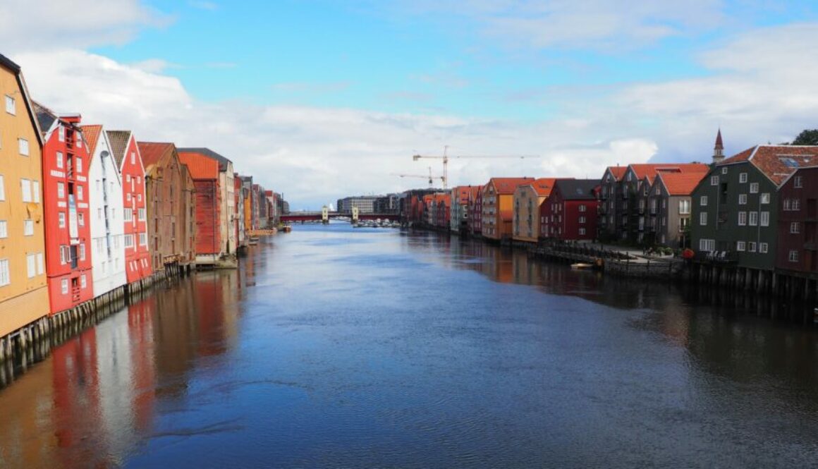 Découvrez Trondheim, ancienne capitale de Norvège : cathédrale de Nidaros, quartiers colorés, culture vivante et charme nordique au bord du fjord.