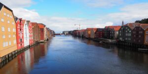 Découvrez Trondheim, ancienne capitale de Norvège : cathédrale de Nidaros, quartiers colorés, culture vivante et charme nordique au bord du fjord.