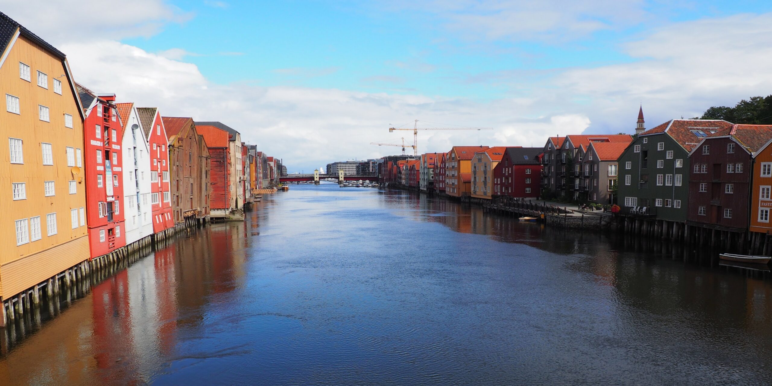 Découvrez Trondheim, ancienne capitale de Norvège : cathédrale de Nidaros, quartiers colorés, culture vivante et charme nordique au bord du fjord.