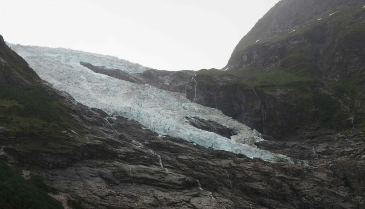 Explorez le Vestland, région des fjords de Norvège : entre glaciers, montagnes, cascades et villages côtiers, découvrez l’essence du pays scandinave.