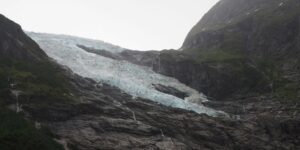 Explorez le Vestland, région des fjords de Norvège : entre glaciers, montagnes, cascades et villages côtiers, découvrez l’essence du pays scandinave.