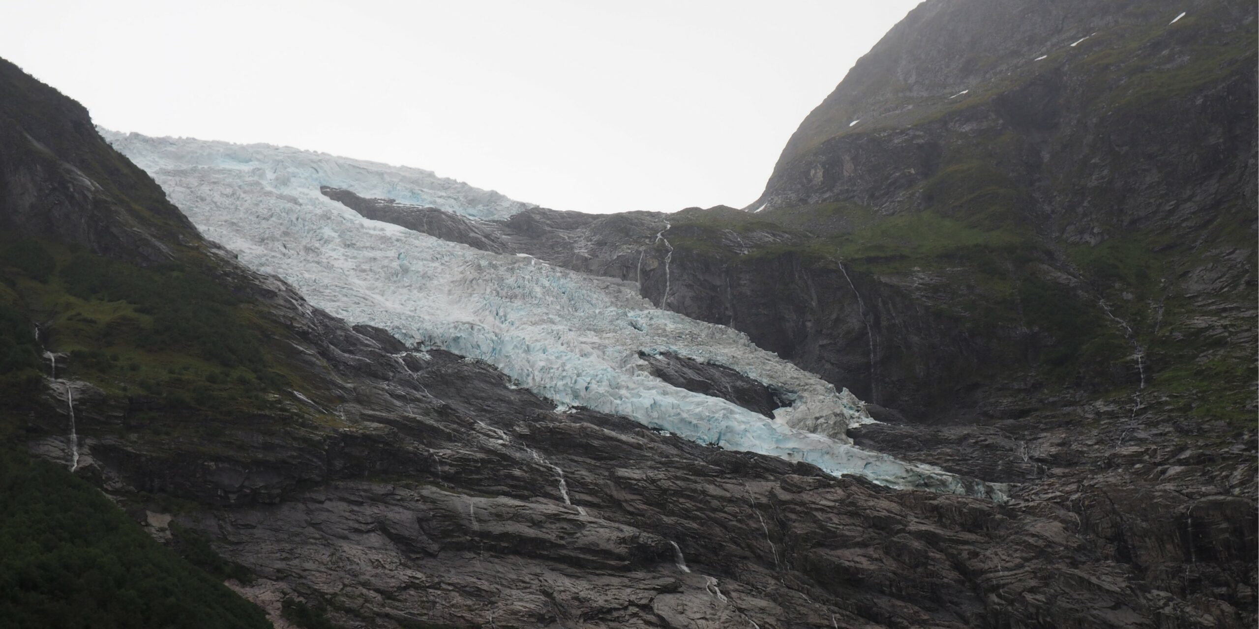 Explorez le Vestland, région des fjords de Norvège : entre glaciers, montagnes, cascades et villages côtiers, découvrez l’essence du pays scandinave.