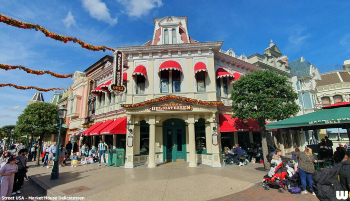 Vivez les spectacles de Main Street, U.S.A. à Disneyland Paris : parades, décorations saisonnières (Halloween, Noël) et orchestres de rue.