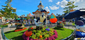 Vivez les spectacles de Main Street, U.S.A. à Disneyland Paris : parades, décorations saisonnières (Halloween, Noël) et orchestres de rue.