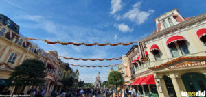 Vivez les spectacles de Main Street, U.S.A. à Disneyland Paris : parades, décorations saisonnières (Halloween, Noël) et orchestres de rue.