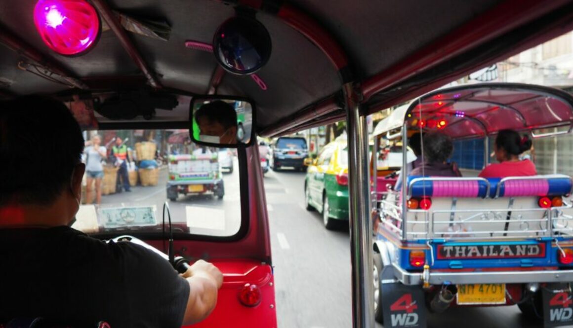 Bangkok, capitale vibrante de la Thaïlande, mêle temples dorés, marchés animés et modernité étincelante dans une énergie unique.