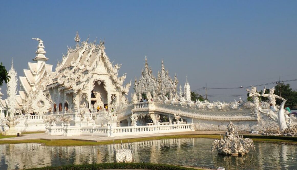 Chiang Rai, joyau du nord thaïlandais, mêle temples d’art contemporain, nature montagneuse et sérénité du Triangle d’Or.