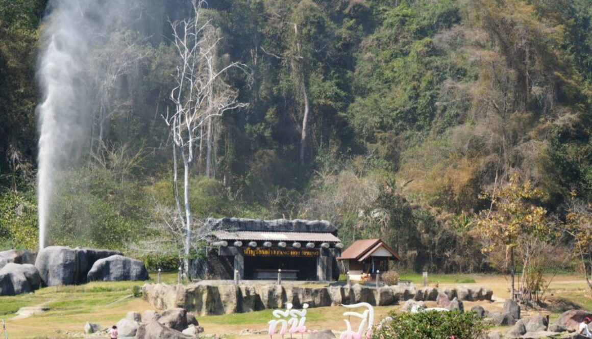 Doi Pha Hom Pok, sommet sauvage du nord de la Thaïlande, offre randonnées, sources chaudes et panoramas spectaculaires sur les montagnes birmanes.