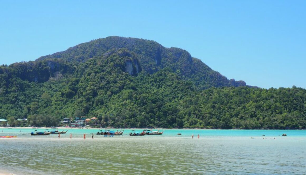 Koh Phi Phi, joyau tropical de Thaïlande, allie plages sublimes, falaises spectaculaires et eaux turquoise au cœur de la mer d’Andaman.