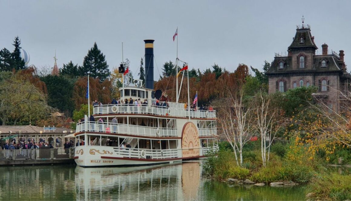 Embarquez à Thunder Mesa Riverboat Landing pour une croisière inoubliable autour de Big Thunder Mountain et du Far West à Disneyland Paris.