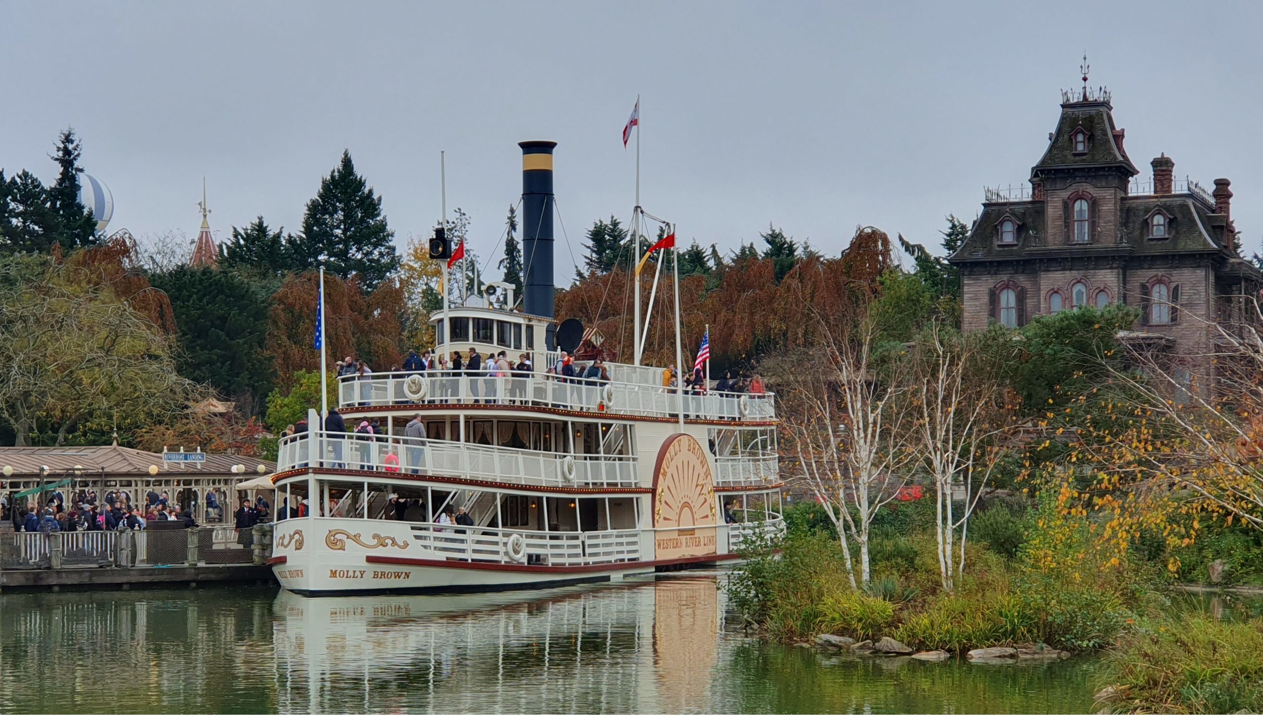 Embarquez à Thunder Mesa Riverboat Landing pour une croisière inoubliable autour de Big Thunder Mountain et du Far West à Disneyland Paris.