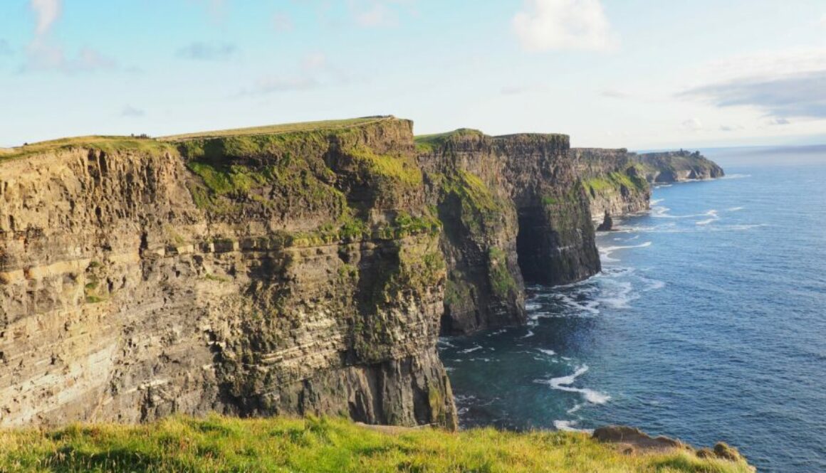 Découvrez les falaises de Moher en Irlande : panoramas spectaculaires, sentiers sécurisés, oiseaux marins et étape idéale d’un road trip sur la Wild Atlantic Way.