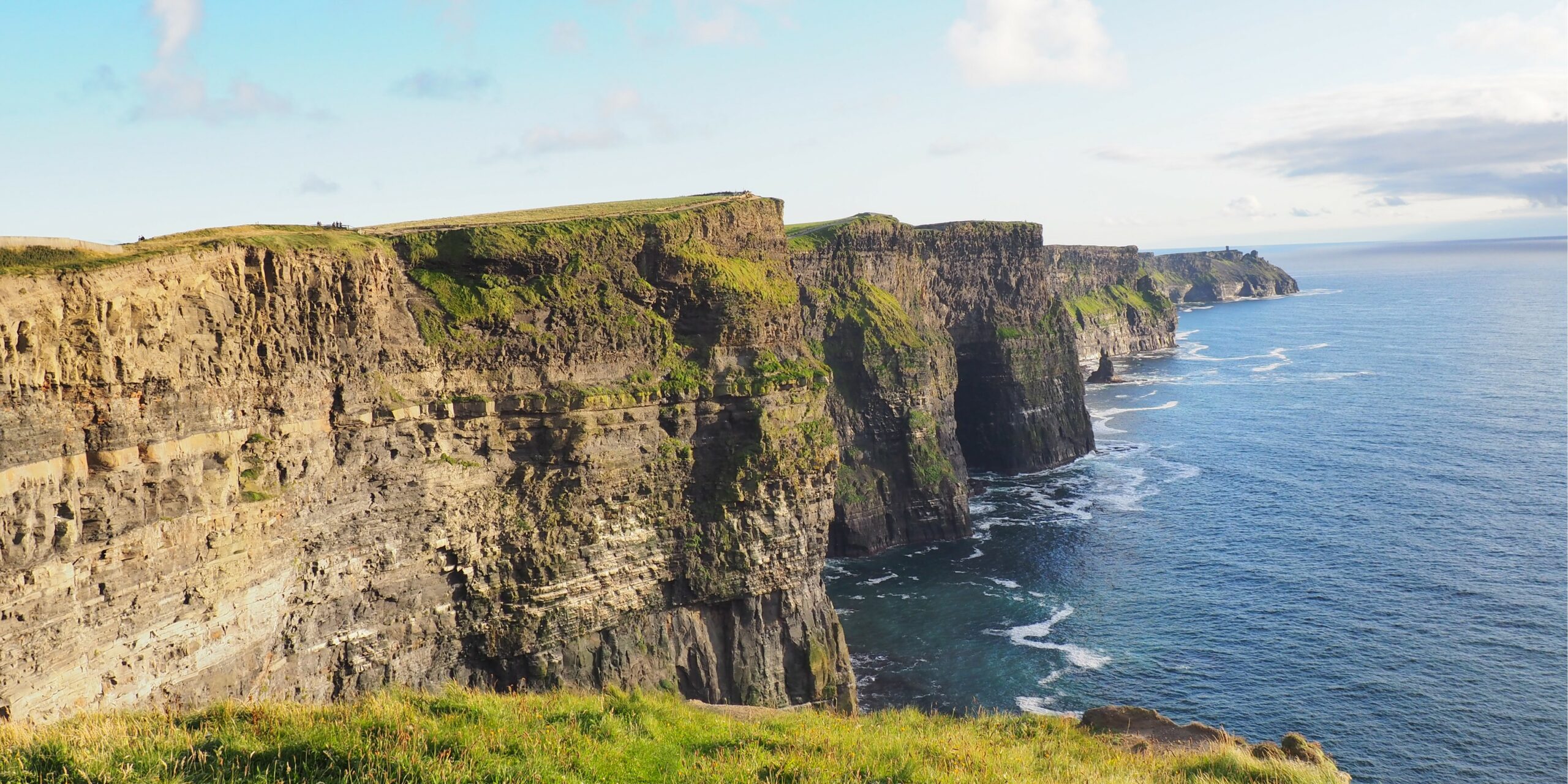 Découvrez les falaises de Moher en Irlande : panoramas spectaculaires, sentiers sécurisés, oiseaux marins et étape idéale d’un road trip sur la Wild Atlantic Way.