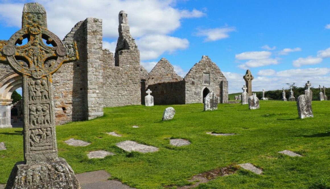 Clonmacnoise, ancien monastère au bord du Shannon : croix celtiques, églises en ruines et atmosphère spirituelle unique au cœur de l’Irlande.