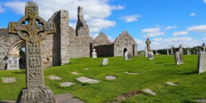 Clonmacnoise, ancien monastère au bord du Shannon : croix celtiques, églises en ruines et atmosphère spirituelle unique au cœur de l’Irlande.
