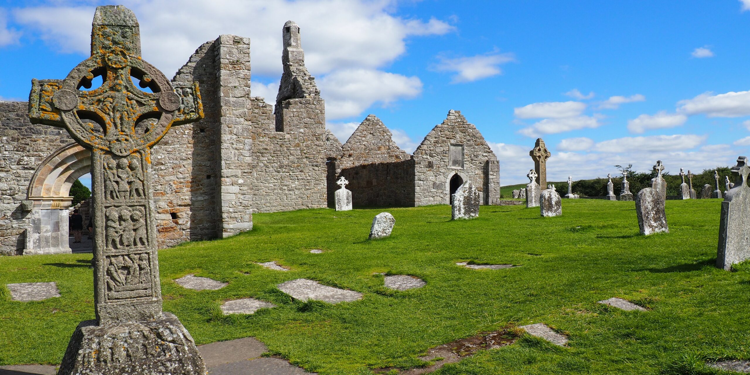 Clonmacnoise, ancien monastère au bord du Shannon : croix celtiques, églises en ruines et atmosphère spirituelle unique au cœur de l’Irlande.