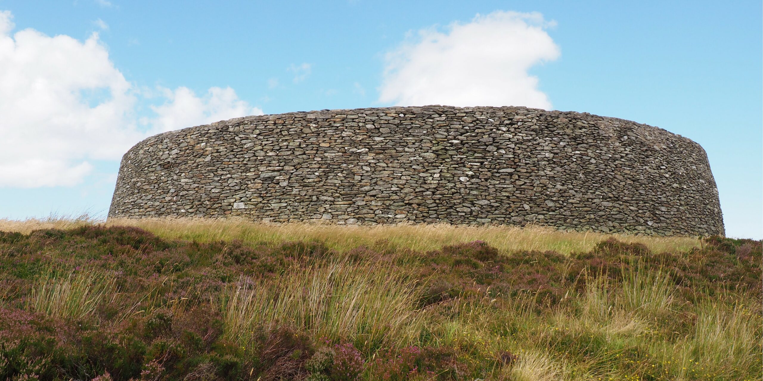Comté de Donegal : falaises, plages immenses et routes côtières sauvages pour découvrir l’Irlande la plus préservée.