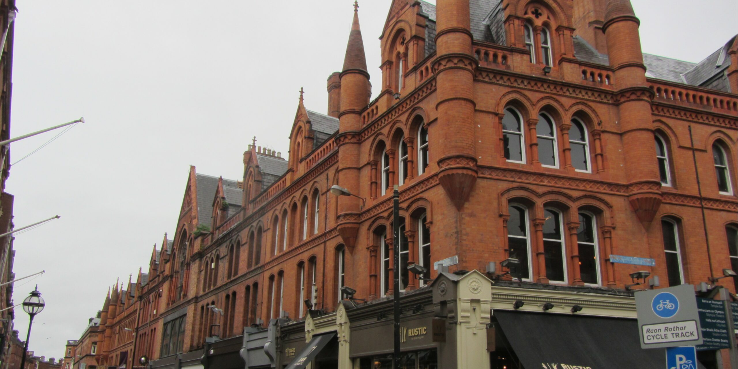 Dublin : capitale irlandaise conviviale entre pubs, quartiers historiques et balades au bord de la Liffey.