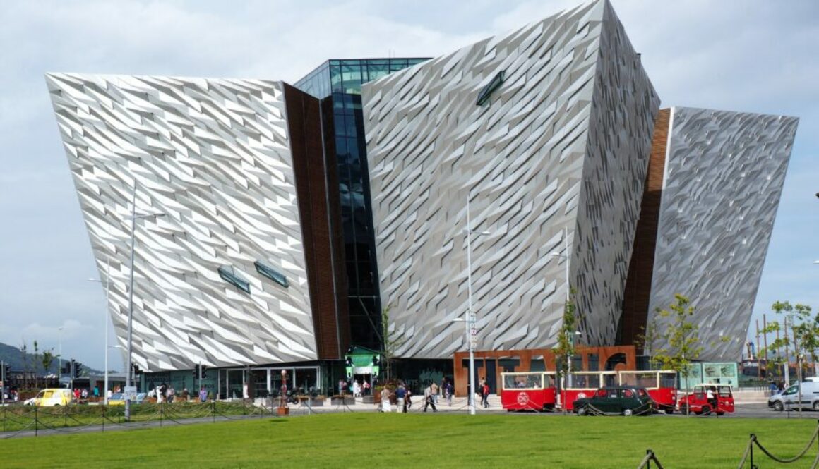 Belfast, capitale sobre et culturelle : Titanic Belfast, Cathedral Quarter, murals, Botanic Gardens et marchés. Ville compacte, pratique, idéale pour une escapade.