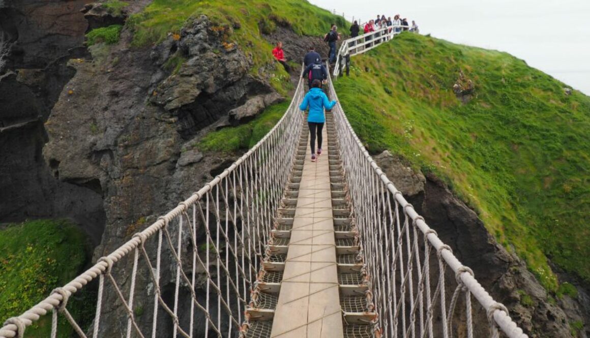 Carrick-a-Rede : passerelle côtière du National Trust, sentier falaisien, vues sur Rathlin et paysages atlantiques. Infos pratiques, réservations et conseils de visite.