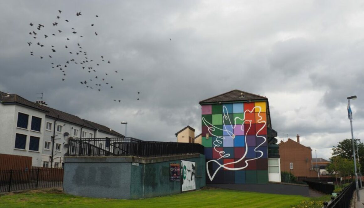 Derry / Londonderry : remparts préservés, Guildhall, Bogside et Peace Bridge. Ville compacte, mémoire lisible, cafés et balades au bord de la Foyle.