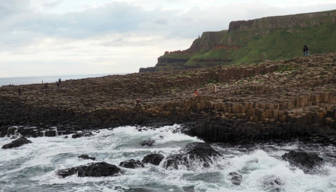 Giant’s Causeway (UNESCO) : colonnes basaltiques, sentiers côtiers et paysages atlantiques. Infos pratiques, sécurité, meilleurs moments et sites voisins sur la côte d’Antrim.