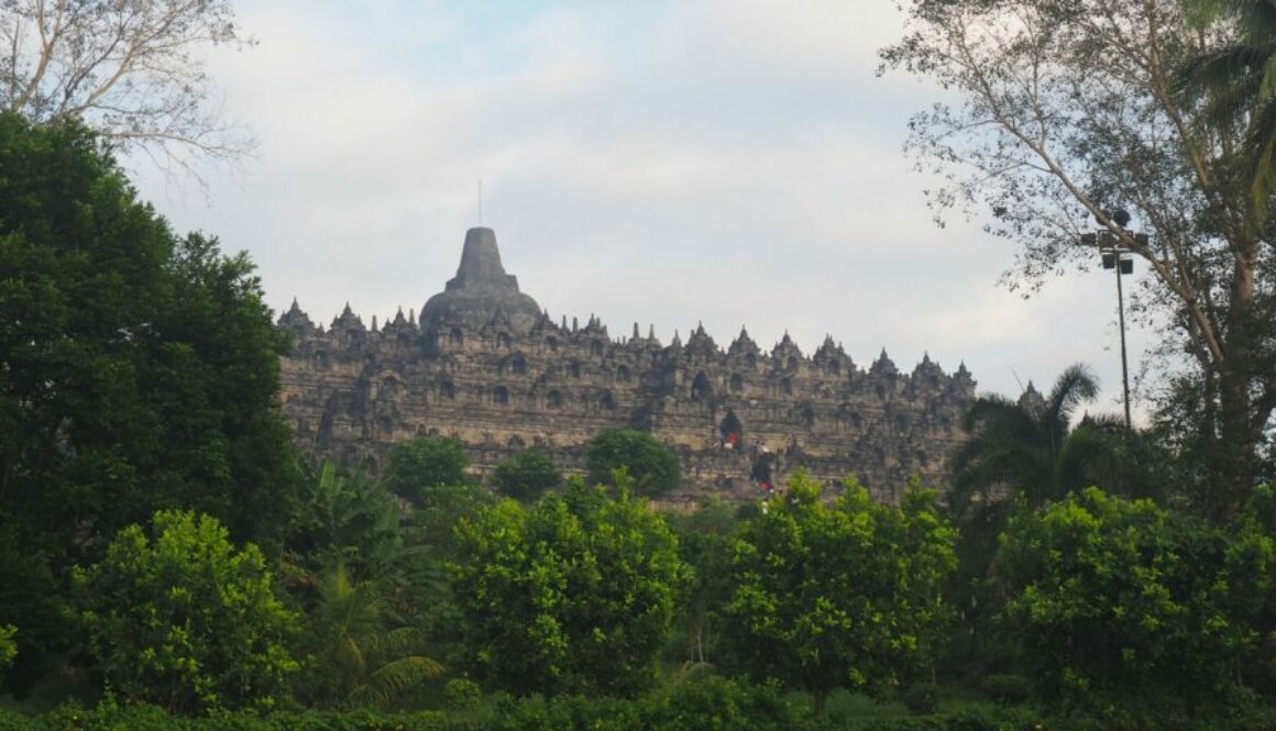 Borobudur lever de soleil Java : temple bouddhiste monumental classé à l’UNESCO, stupas, bas-reliefs et vue sur les volcans.