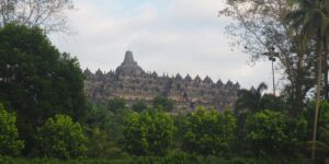 Borobudur lever de soleil Java : temple bouddhiste monumental classé à l’UNESCO, stupas, bas-reliefs et vue sur les volcans.