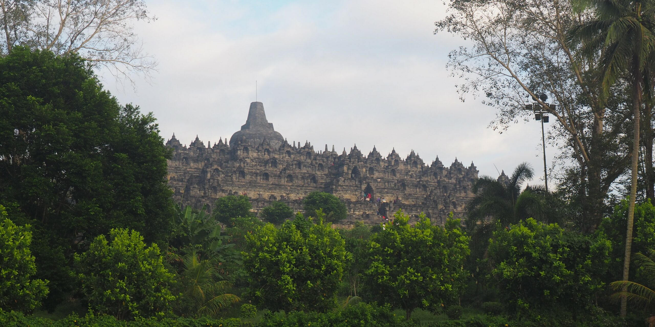 Borobudur lever de soleil Java : temple bouddhiste monumental classé à l’UNESCO, stupas, bas-reliefs et vue sur les volcans.
