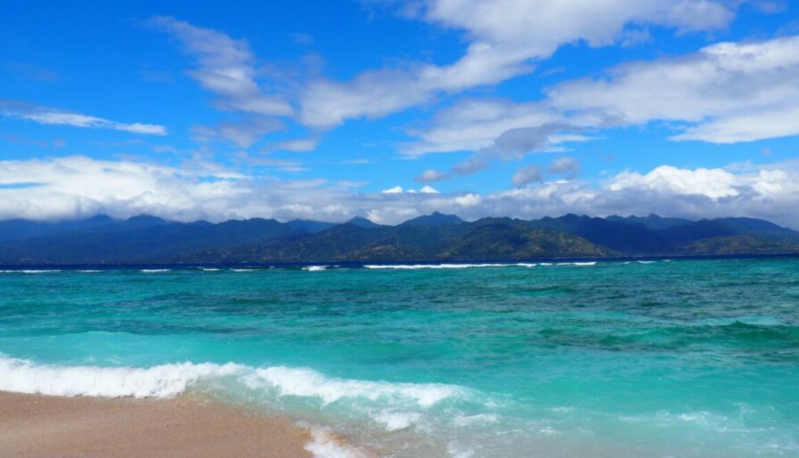 Gili Trawangan fête snorkeling : île animée des Gili, plages, bars de plage et sorties en mer pour observer les tortues.