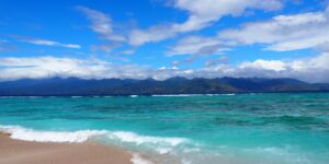 Gili Trawangan fête snorkeling : île animée des Gili, plages, bars de plage et sorties en mer pour observer les tortues.