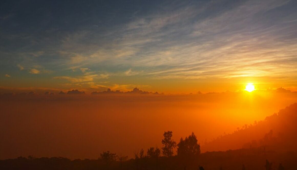 Kawah Ijen blue fire : trek de nuit vers un volcan de Java Est, lac acide turquoise et flammes bleues spectaculaires.