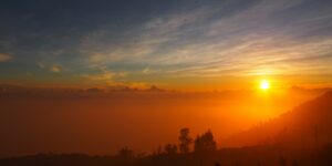 Kawah Ijen blue fire : trek de nuit vers un volcan de Java Est, lac acide turquoise et flammes bleues spectaculaires.