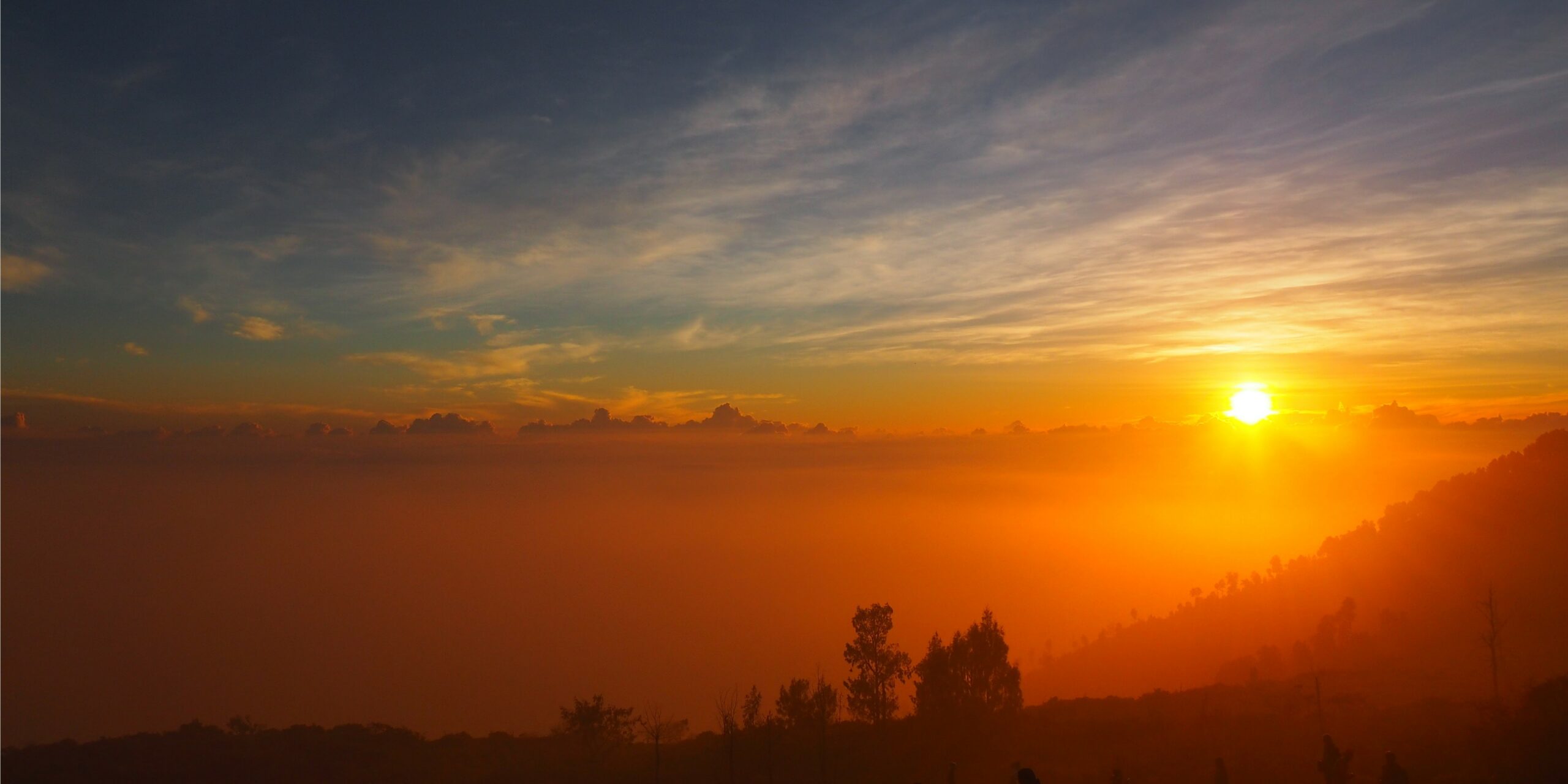 Kawah Ijen blue fire : trek de nuit vers un volcan de Java Est, lac acide turquoise et flammes bleues spectaculaires.
