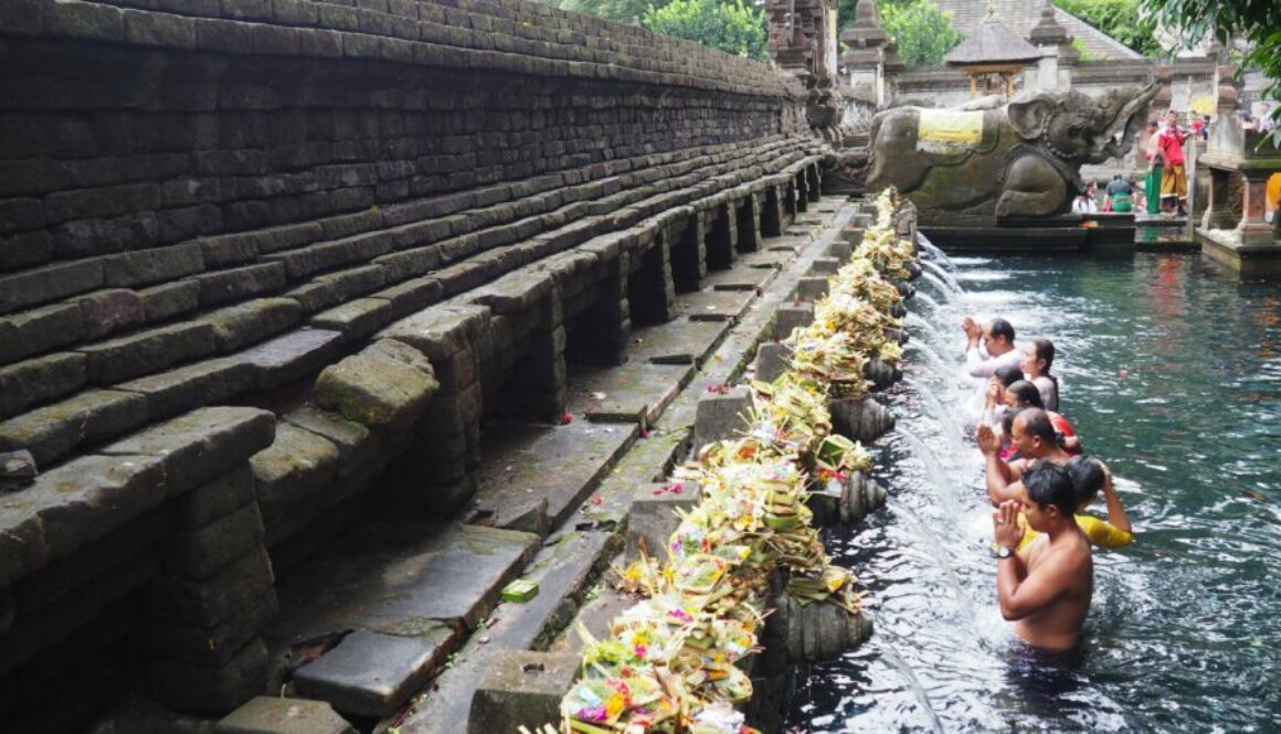 Voyage Tampaksiring Bali : temples de Tirta Empul et Gunung Kawi, sources sacrées et vallées de rizières au cœur de l’île.