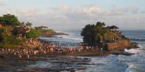 Tanah Lot coucher de soleil Bali : temple de mer emblématique, rocher battu par les vagues et panorama mythique sur l’océan.