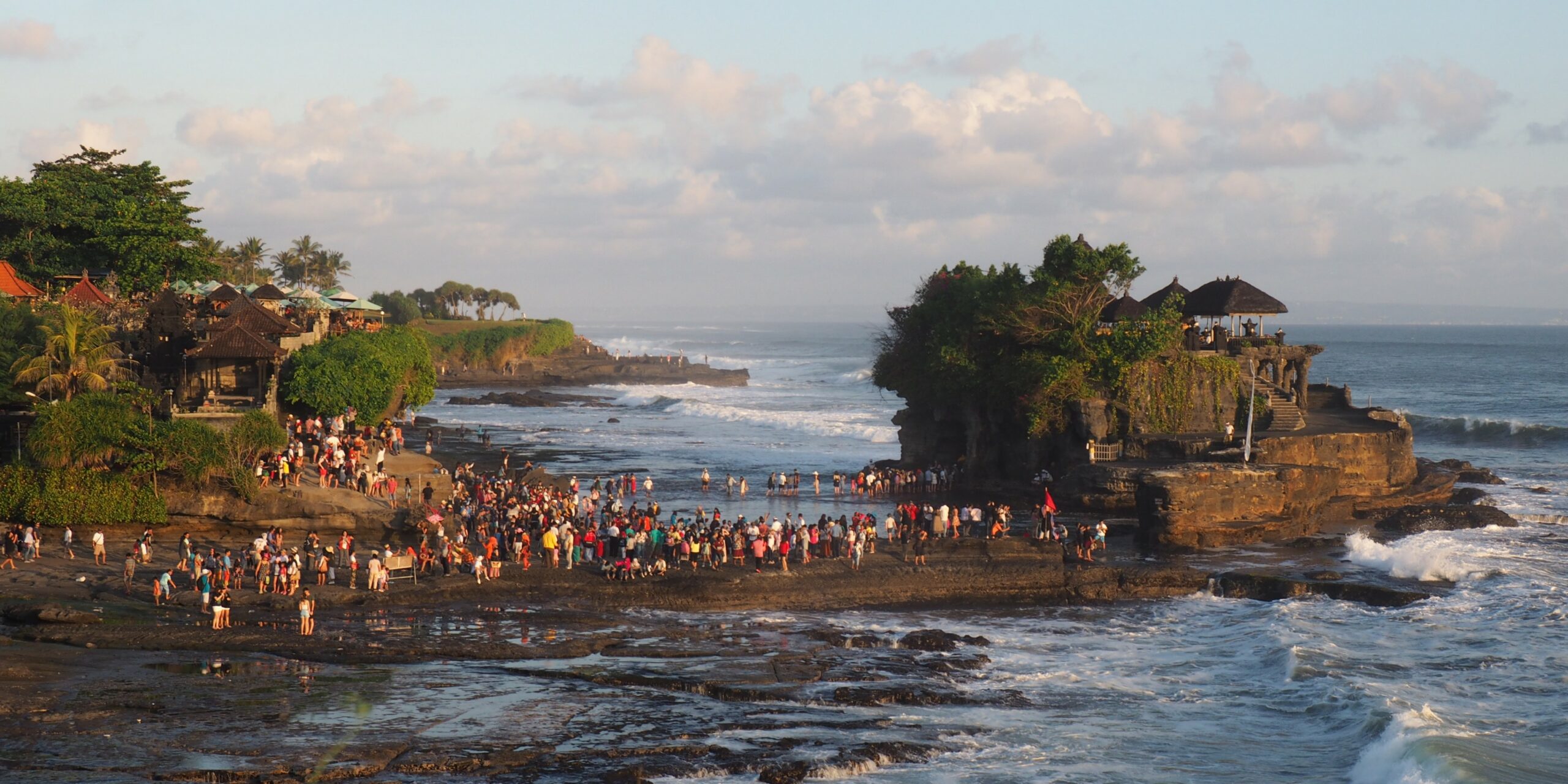 Tanah Lot coucher de soleil Bali : temple de mer emblématique, rocher battu par les vagues et panorama mythique sur l’océan.