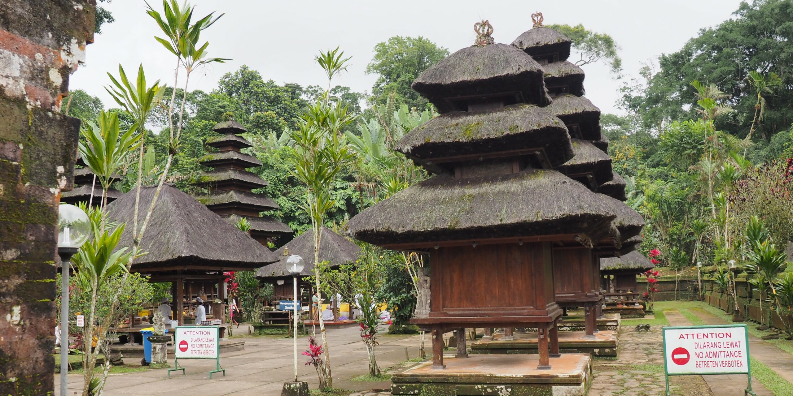 Temples Bali Pura Luhur Batukau Taman Ayun Tirta Gangga : jungle, jardins royaux et palais aquatique pour un itinéraire culturel et paisible.
