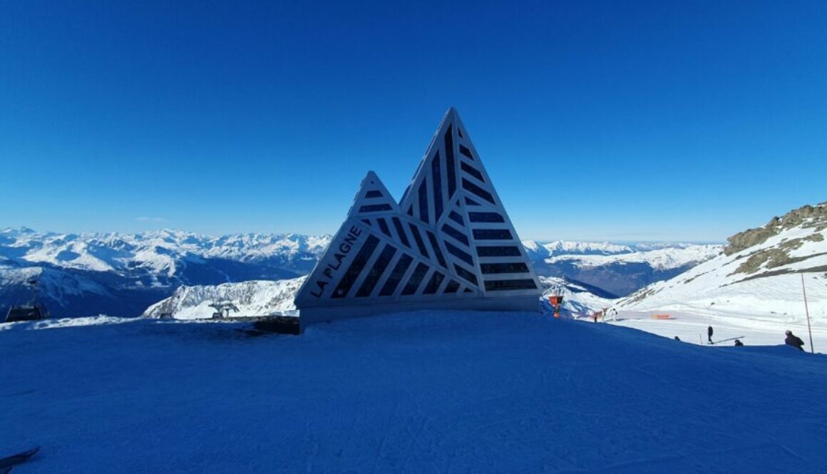 Belle Plagne station de ski : village piéton à 2050 m, ESF, accès grand domaine et ski possible même avec peu de neige en janvier.