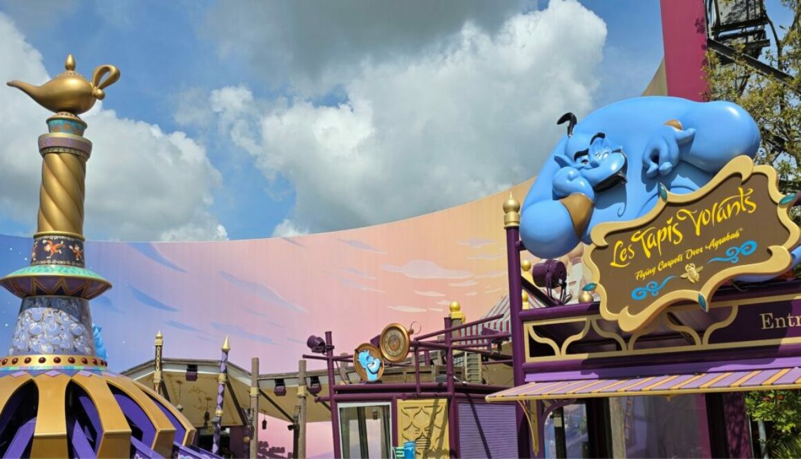 Disney Adventure World - World Premiere Plaza - Les Tapis Volants - Flying Carpets Over Agrabah