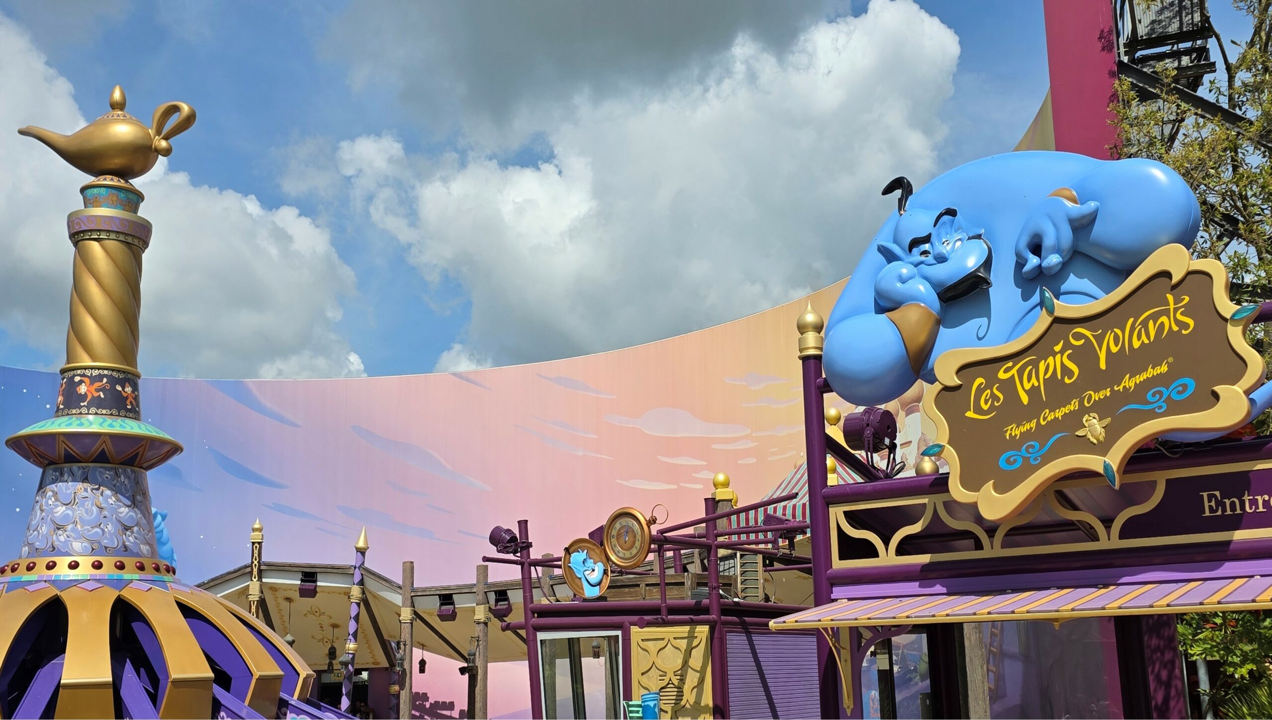 Disney Adventure World - World Premiere Plaza - Les Tapis Volants - Flying Carpets Over Agrabah